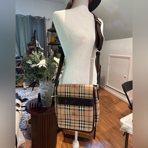 BURBERRY CROSSBODY ITALY MADE UNISEX 🌟AUTHENTIC 🌟 - Picture 11 of 12